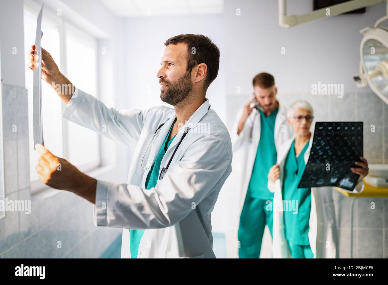 Gruppe von Arzt, der CT-Scan im Krankenhaus, um Diagnose zu machen Stockfoto
