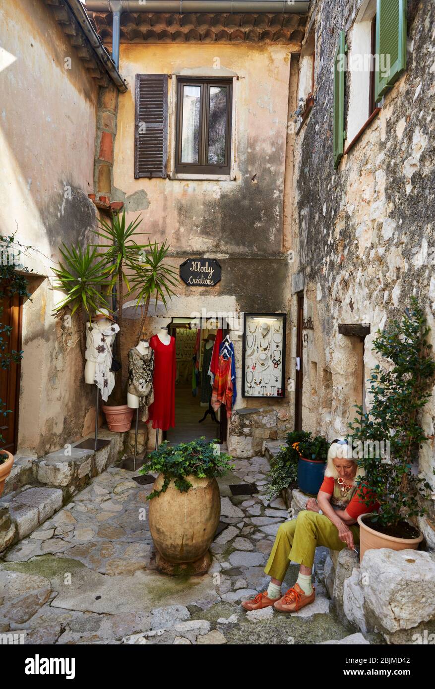 Kleiner Hof im Dorf Eze, Cote d'Azur, Provence, Frankreich. Stockfoto