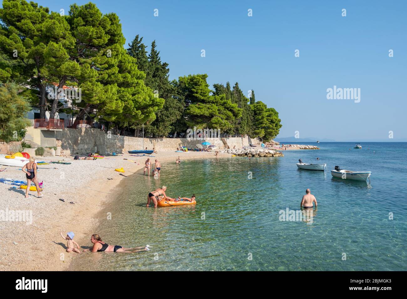 Makarska, Kroatien - 4. September 2019: Unbekannte Menschen ruhen am schönen Strand an der Adria in Makarska Riviera, Dalmatien, Kroatien Stockfoto