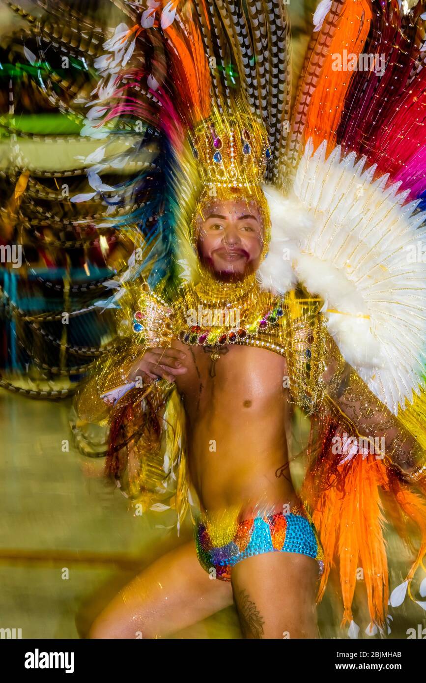 SambaTänzerin bei der Karnevalparade der Academicos do Sossego Samba