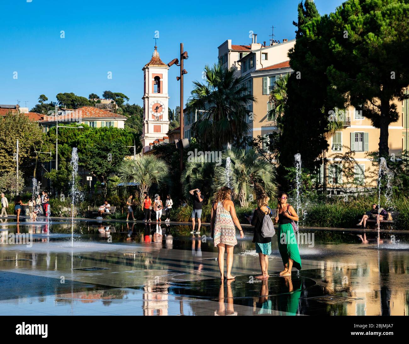 Der Miroir d'Eau Brunnen, Park Paillon Promenade, Nizza, Cote d'Azur, Provence, Frankreich. Stockfoto