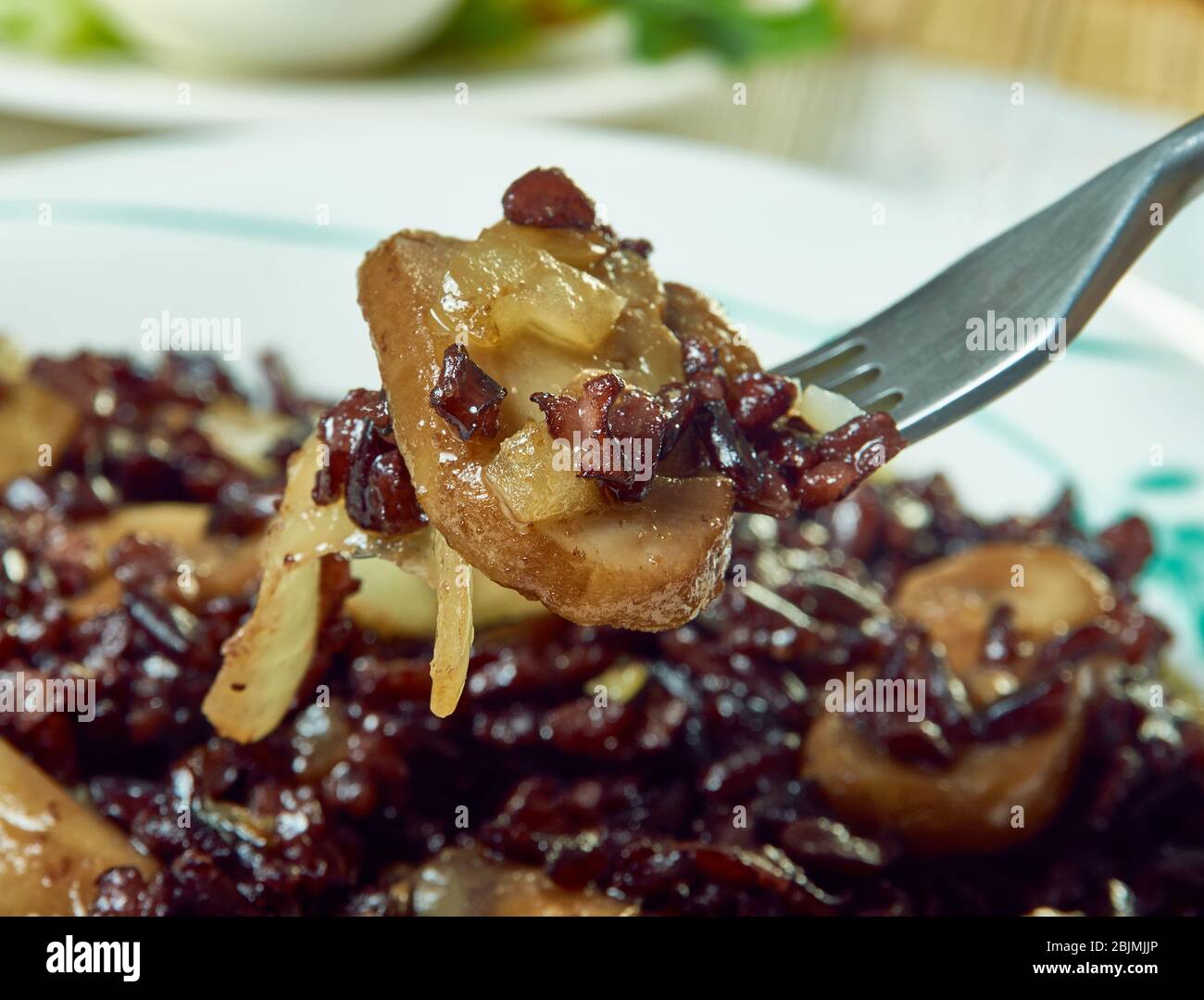 Schwarzer Reis Risotto mit Pilzen und karamellisierten Zwiebeln Stockfoto