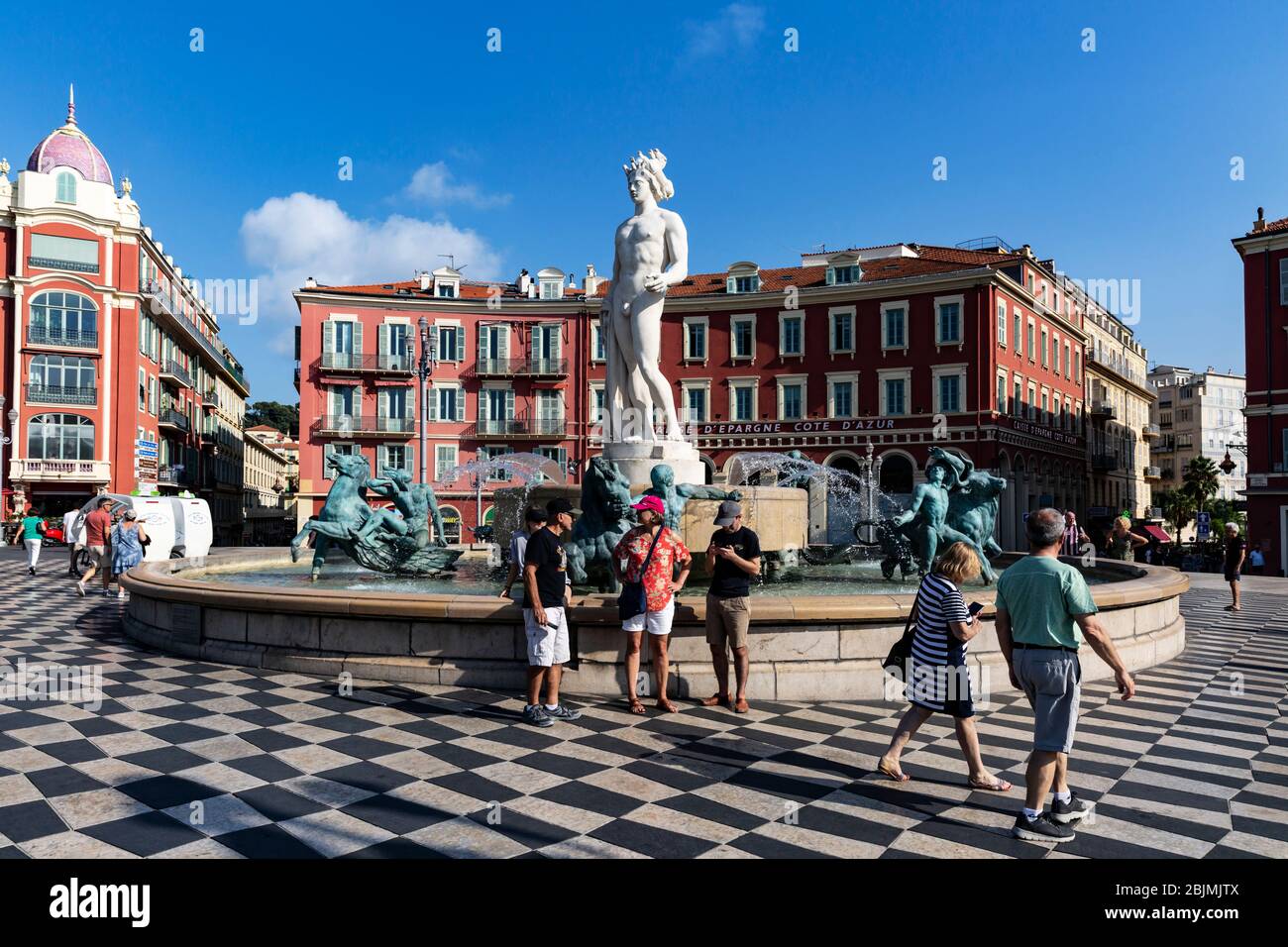 Die Fontaine du Soleil auf dem Place Massena, Nizza, Cote d'Azur, Provence, Frankreich. Stockfoto