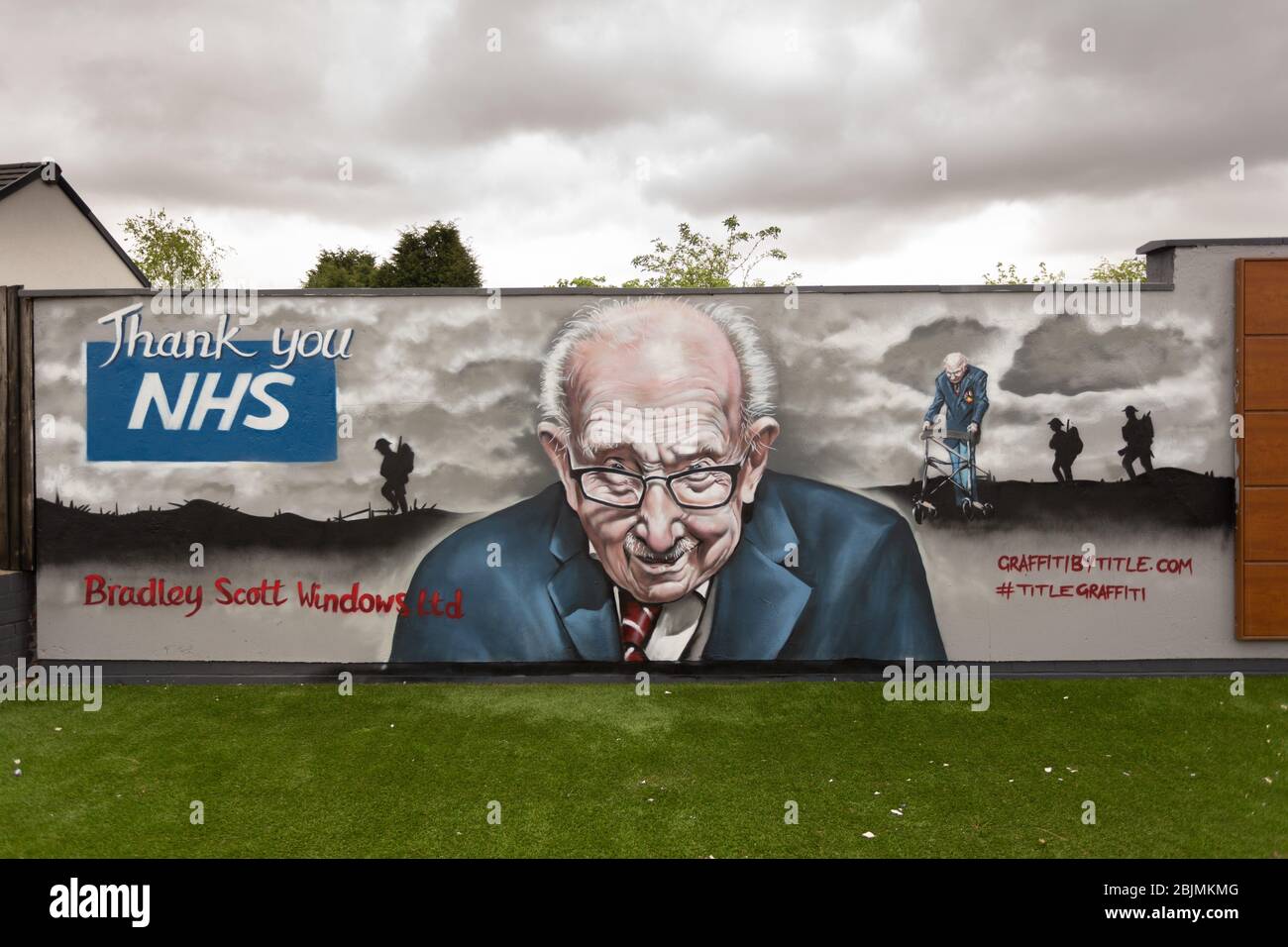 Tamworth, Staffordshire, Großbritannien. April 2020. Zum 100. Geburtstag von Captain Tom Moore, der vor kurzem über £29 Millionen für NHS Wohltätigkeitsorganisationen aufwuchs, hat ein in Tamworth ansässiger Graffiti-Künstler ein atemberaubendes Wandbild an einer Wand in Tamworth, Staffordshire, geschaffen. Der Spraycan-Künstler Andrew Mills von Graffiti by Title vollendete das Wandbild in nur sechs Stunden. „jedes Auto, das vorbeifuhr, hat sein Horn getopft und jeder, der vorbeiging, hielt an, um ein Foto zu machen und zu sagen, wie sehr er es liebte.“ Quelle: Peter Lopeman/Alamy Live News Stockfoto