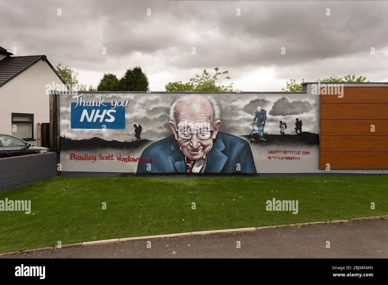 Tamworth, Staffordshire, Großbritannien. April 2020. Zum 100. Geburtstag von Captain Tom Moore, der vor kurzem über £29 Millionen für NHS Wohltätigkeitsorganisationen aufwuchs, hat ein in Tamworth ansässiger Graffiti-Künstler ein atemberaubendes Wandbild an einer Wand in Tamworth, Staffordshire, geschaffen. Der Spraycan-Künstler Andrew Mills von Graffiti by Title vollendete das Wandbild in nur sechs Stunden. „jedes Auto, das vorbeifuhr, hat sein Horn getopft und jeder, der vorbeiging, hielt an, um ein Foto zu machen und zu sagen, wie sehr er es liebte.“ Quelle: Peter Lopeman/Alamy Live News Stockfoto
