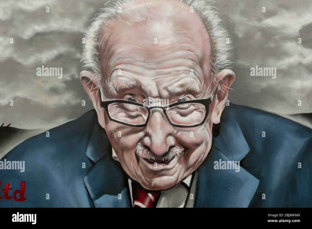 Tamworth, Staffordshire, Großbritannien. April 2020. Zum 100. Geburtstag von Captain Tom Moore, der vor kurzem über £29 Millionen für NHS Wohltätigkeitsorganisationen aufwuchs, hat ein in Tamworth ansässiger Graffiti-Künstler ein atemberaubendes Wandbild an einer Wand in Tamworth, Staffordshire, geschaffen. Der Spraycan-Künstler Andrew Mills von Graffiti by Title vollendete das Wandbild in nur sechs Stunden. „jedes Auto, das vorbeifuhr, hat sein Horn getopft und jeder, der vorbeiging, hielt an, um ein Foto zu machen und zu sagen, wie sehr er es liebte.“ Quelle: Peter Lopeman/Alamy Live News Stockfoto