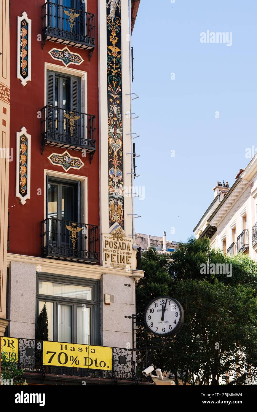 Madrid, Spanien - 1. Juni 2019: Posada del Peine oder Gasthaus des Kamm im historischen Zentrum von Madrid. Poster mit Rabatten von bis zu 70 Prozent Stockfoto