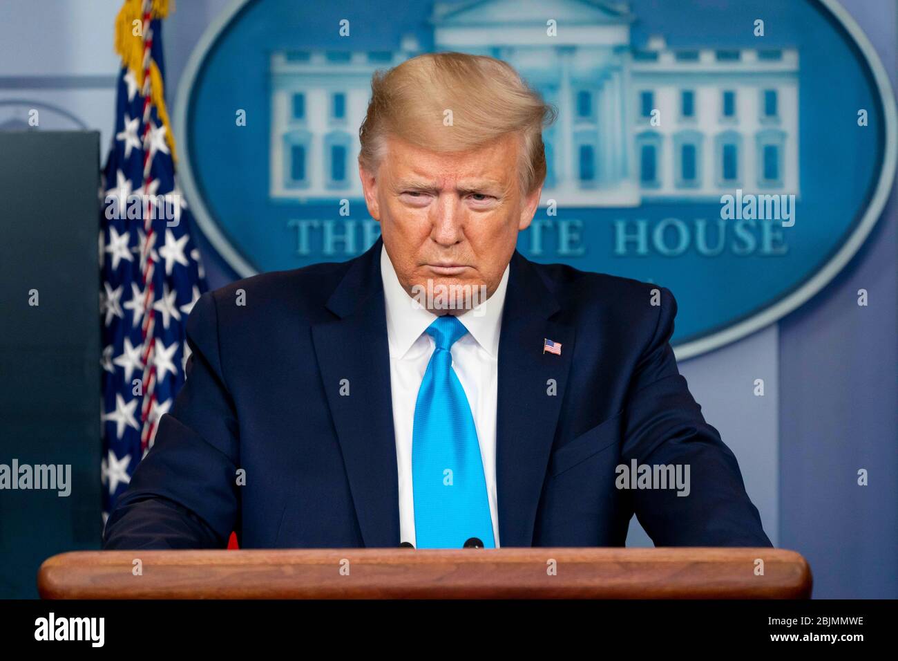 WASHINGTON DC, USA - 07. April 2020 - US-Präsident Donald J. Trump hört zu und beantwortet Fragen von Pressemitgliedern Dienstag, 7. April 2020, Stockfoto