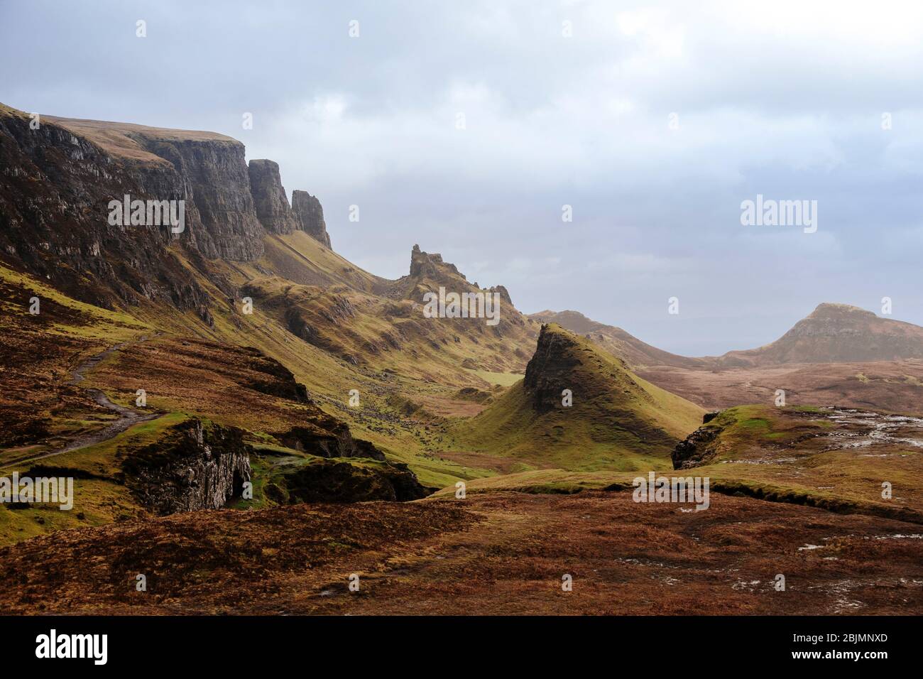 Das Quiraing ist ein Erdrutsch auf der Ostwand von Meall na Suiramach, dem nördlichsten Gipfel des Trotternish auf der Isle of Skye, Schottland. Stockfoto