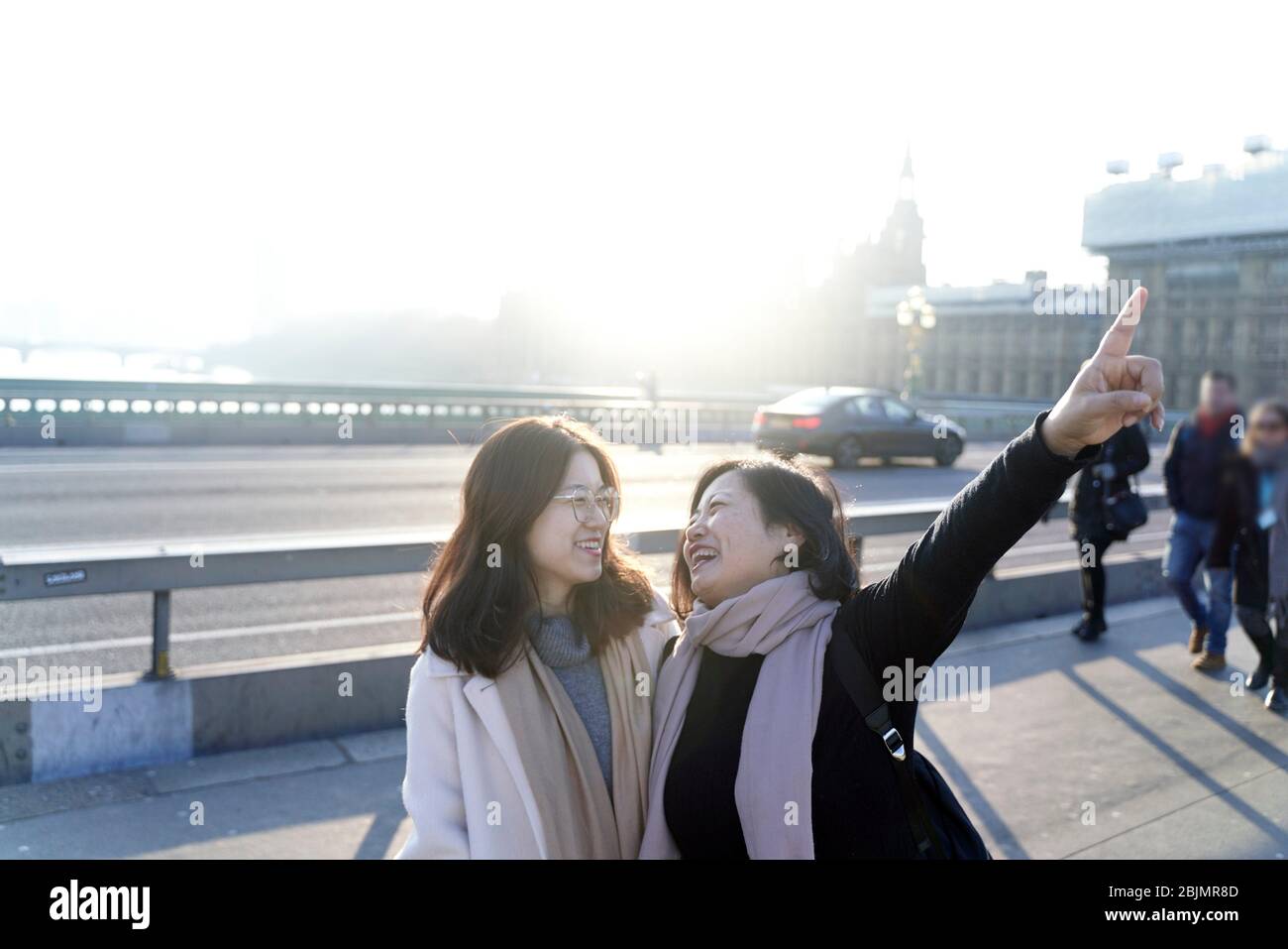 Asiatische Mutter und Tochter erkunden London, Großbritannien Stockfoto