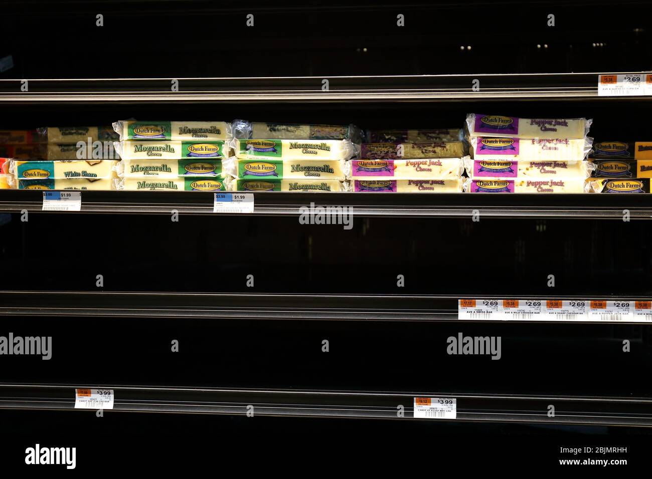 Leere Regale im Supermarkt während des Ausbruchs von Covid-19 Stockfoto
