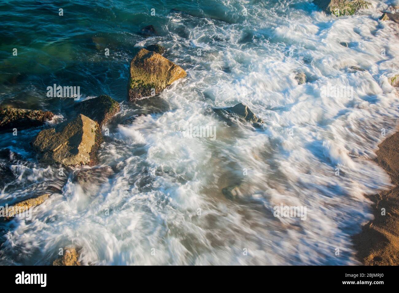 Luftaufnahme des Strandes von badalona mit dem Meer in Bewegung. Stockfoto