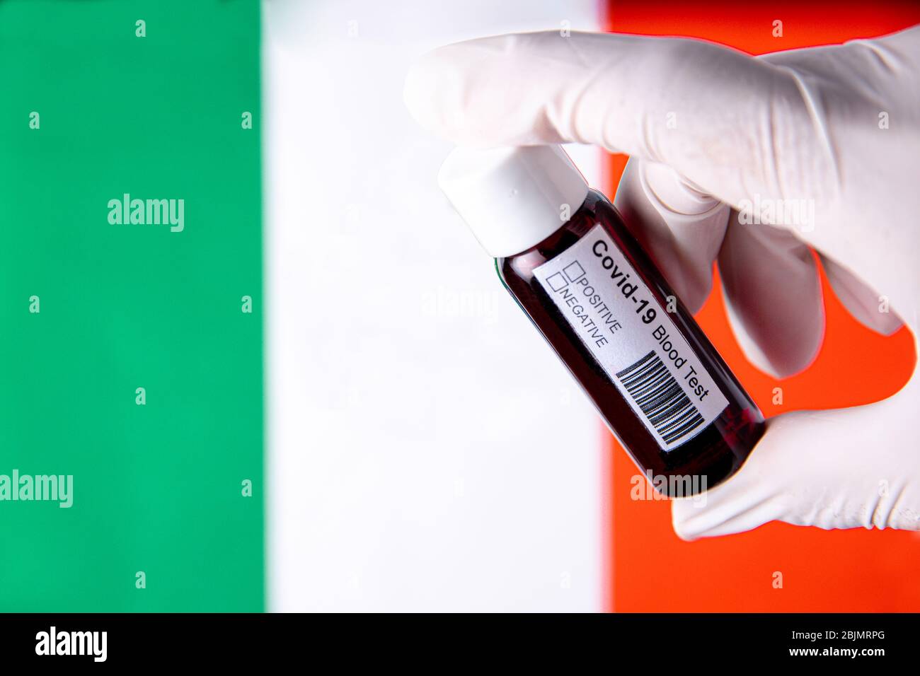 Konzept des Coronavirus oder Covid-19 Pandemie als Hintergrund mit Italien Italia italienischen Landesflagge und medizinischen Bluttest zu verwenden Stockfoto