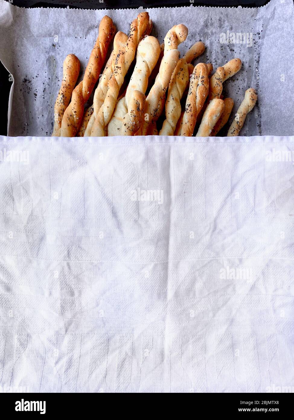 Serviette über frisch gebackenen Brotstäbchen Stockfoto