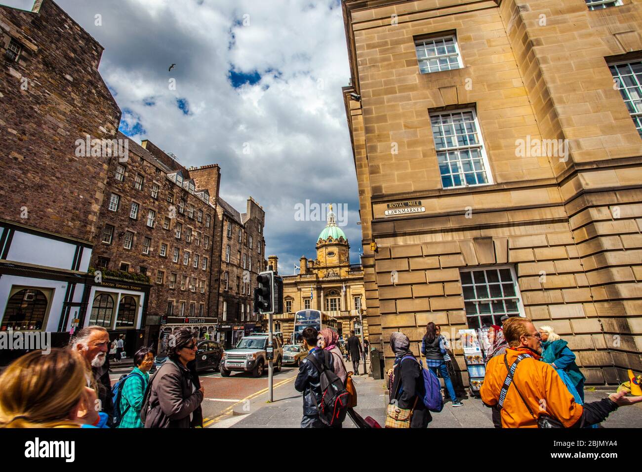 Museum auf dem Hügel im Hintergrund, Royal Mile, Lawnmarket Street, Altstadt, Edinburgh, Schottland, Großbritannien, Europa. Stockfoto