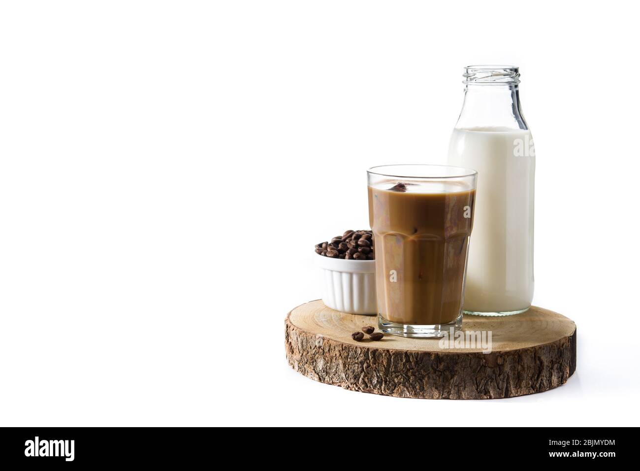 Iced Kaffee oder Caffe Latte in hohem Glas auf Holztisch Stockfoto