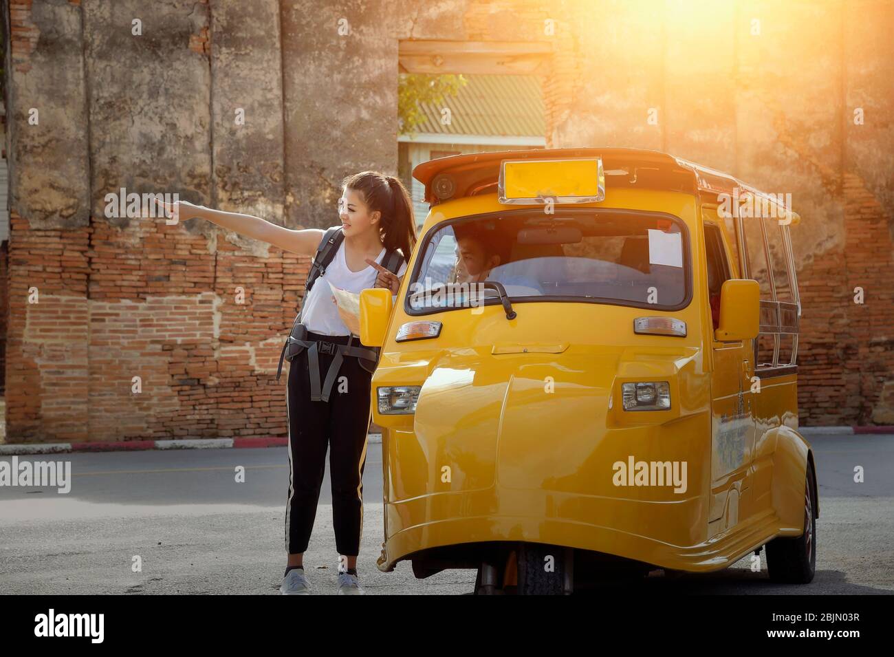 Tourist, der Wegbeschreibungen von einem Tuk Tuk Fahrer, Ayutthaya Provinz, Thailand bekommt Stockfoto