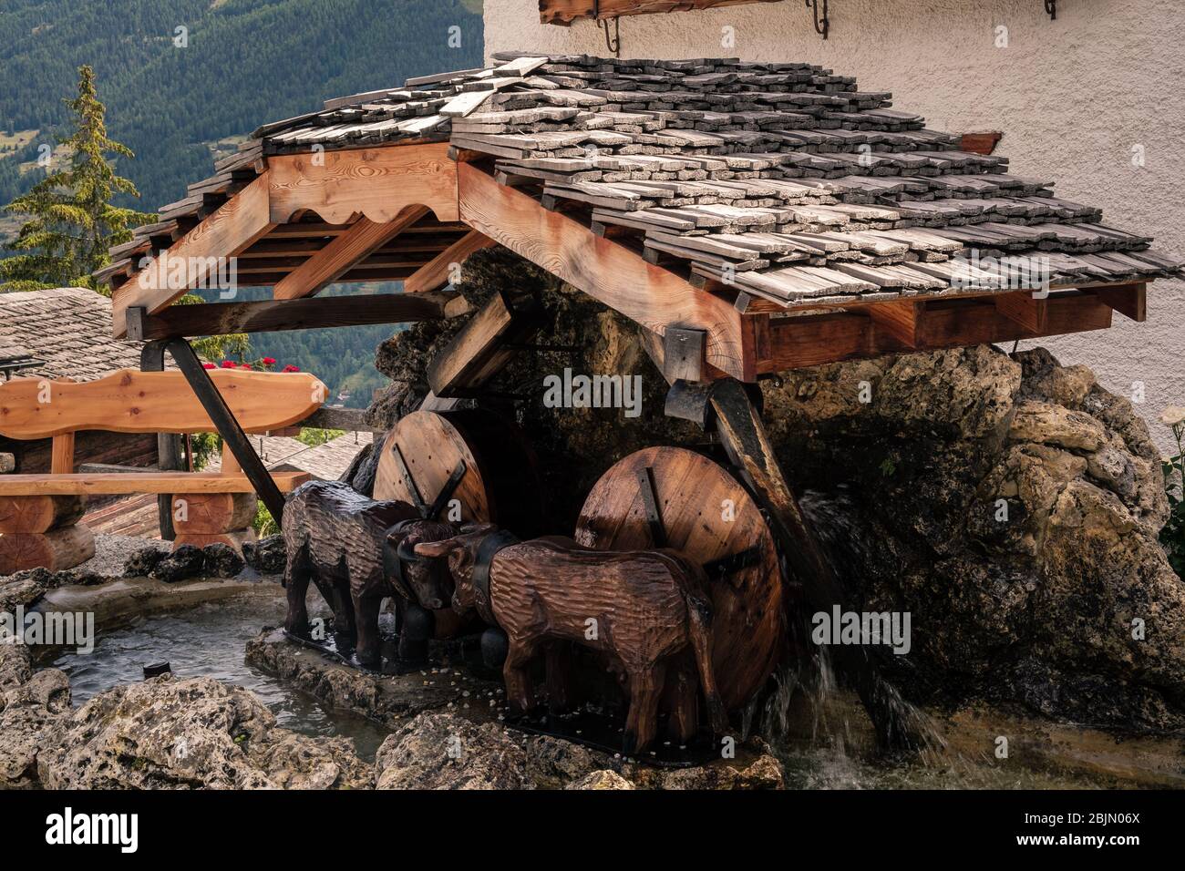 Grimentz, Wallis, Schweiz - 9. August 2018 : Skulptur - Brunnen der kämpfenden Kühe, genannt Combat de reines (Kampf der Königinnen) von Claudio Florey Stockfoto