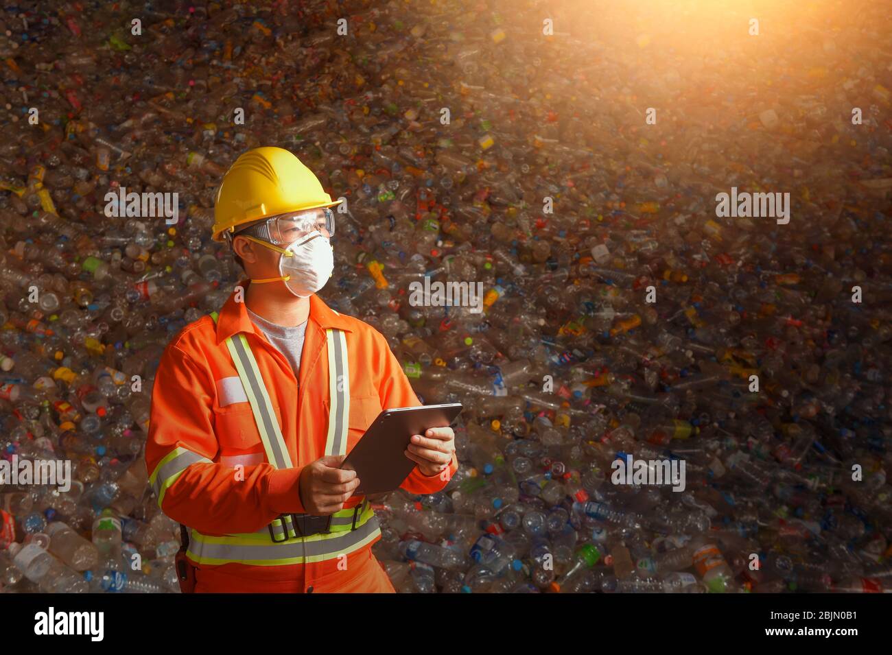 Mann, der in einem Recycling-Zentrum mit einem digitalen Tablet arbeitet, Thailand Stockfoto