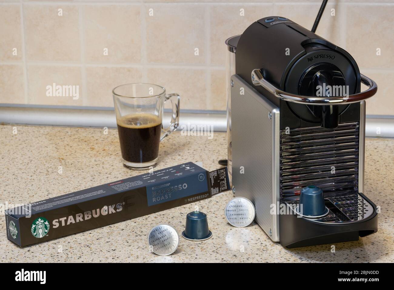 Automatische Nespresso-Maschine verwendet, um Espresso mit Aluminium-Kapseln zu erstellen. Starbucks Metallschoten um die Kaffeemaschine für heiße tropfende Kaffees. Stockfoto