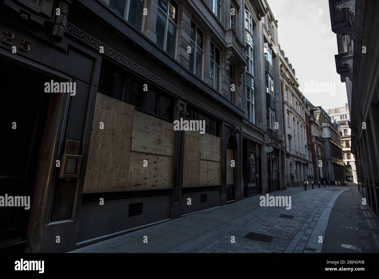 Ein komplett verlassenes Restaurant im Herzen der City of London während der Sperrung des Coronavirus, Großbritannien Stockfoto