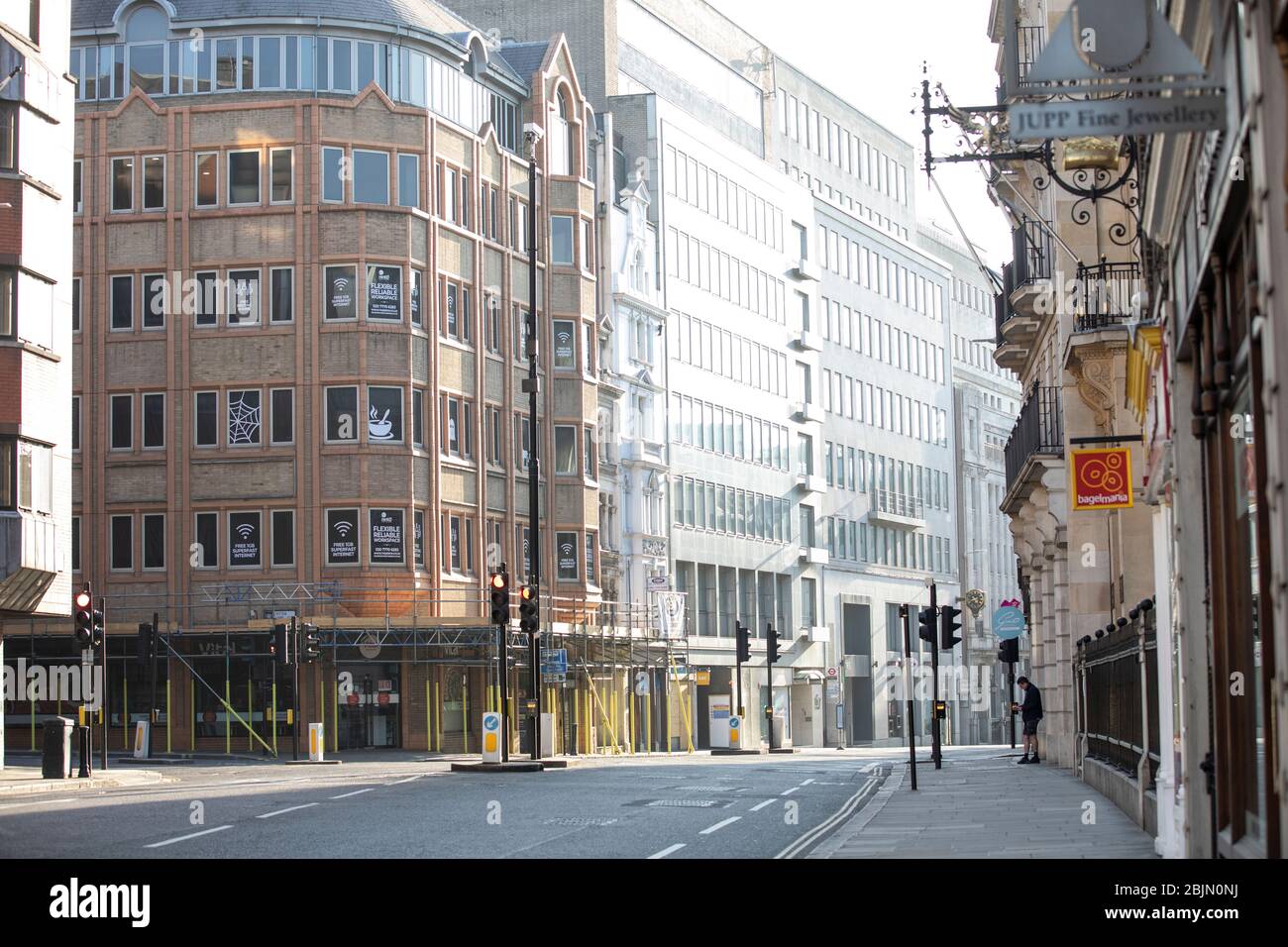 Eine fast leere Fleet Street am frühen Morgen in der City of London während der Coronavirus COVID-19 Sperrung, England, Großbritannien Stockfoto