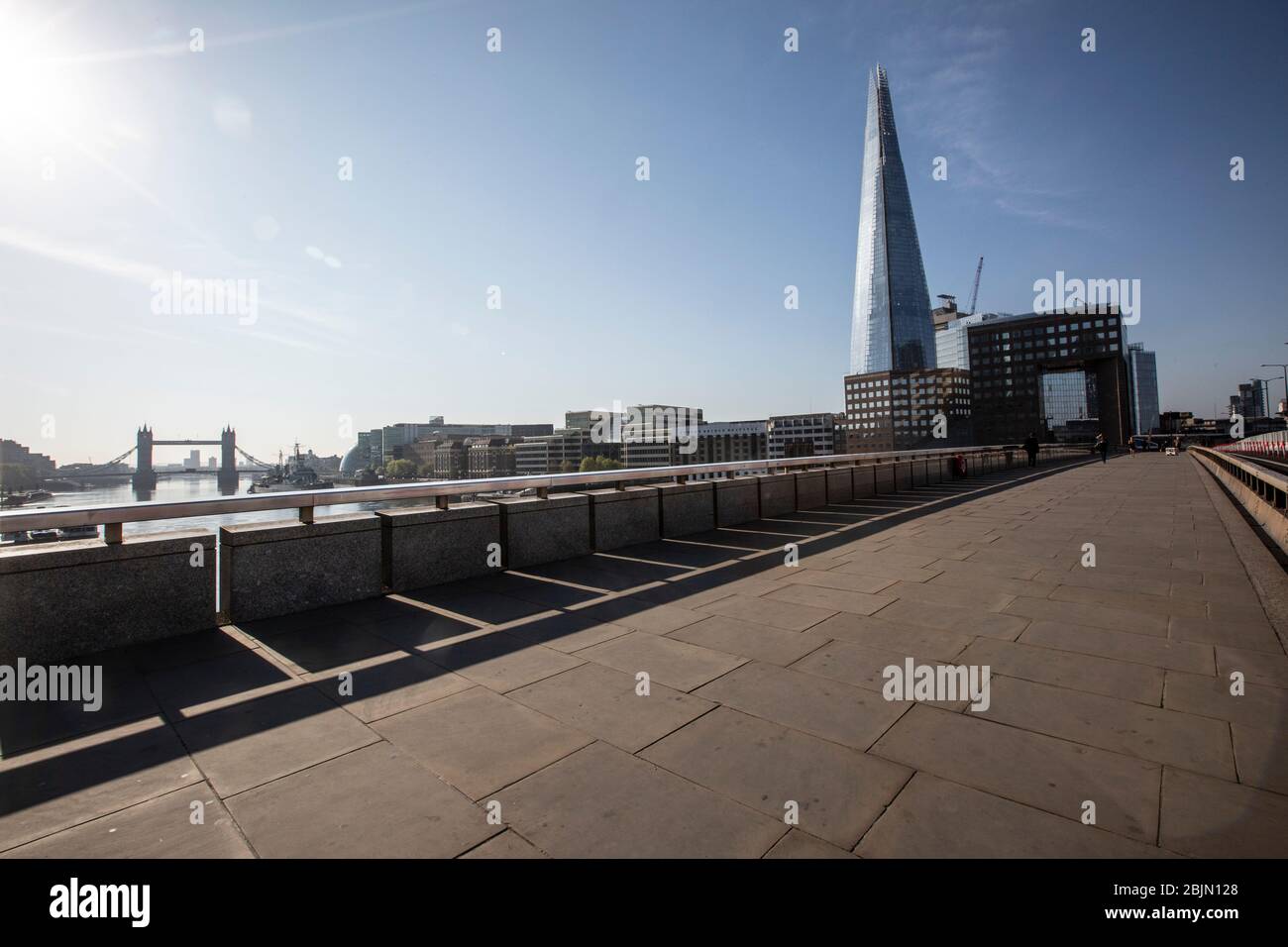 Eine völlig verlassene London Bridge im Herzen der City of London während der Rush Hour während der Coronavirus-Sperre, England, Großbritannien Stockfoto
