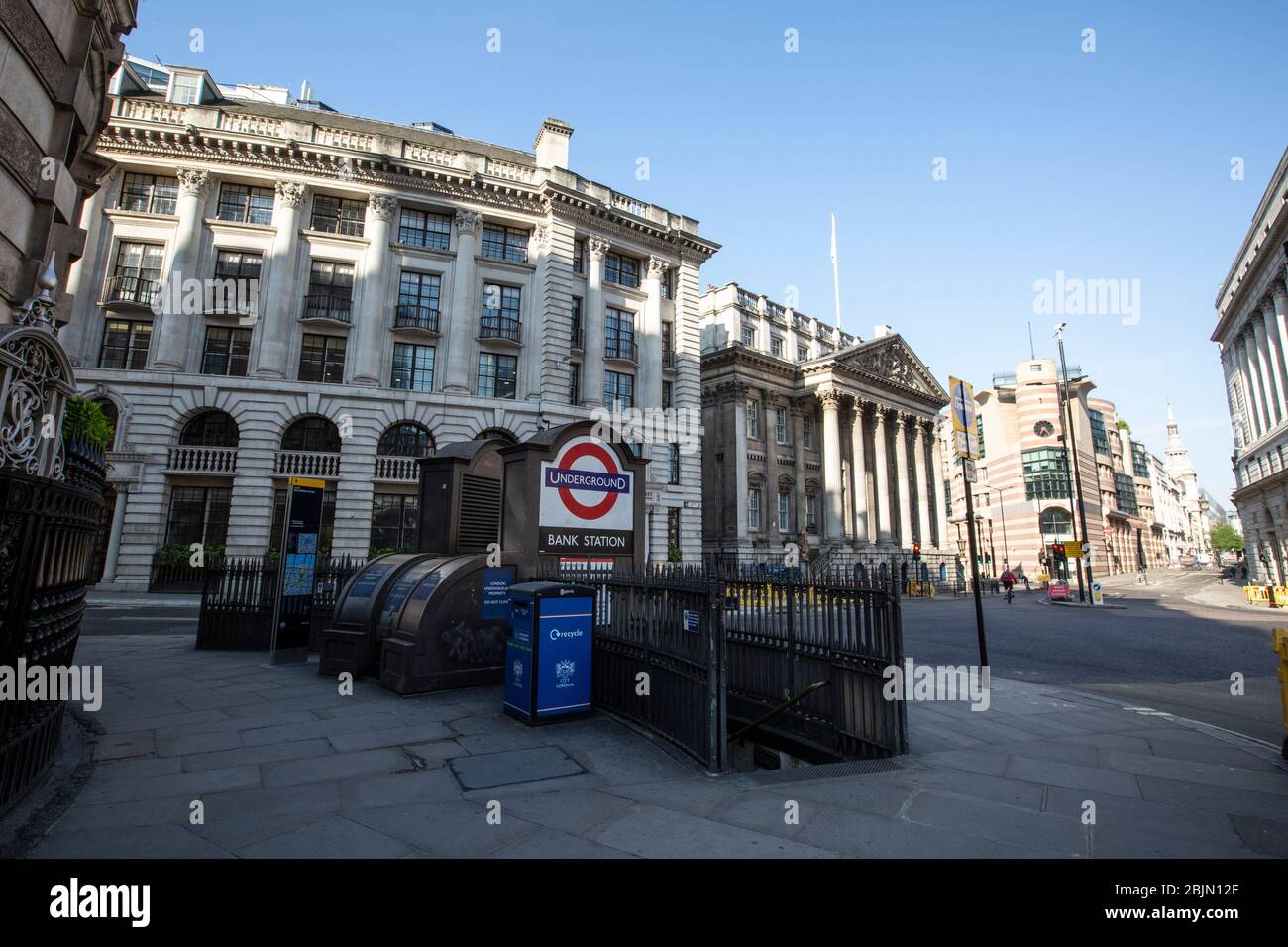 Ein völlig verlassene Eingang zur Bank Station am frühen Morgen im Herzen der City of London während der Rush Hour bei der Coronavirus-Sperre, Großbritannien Stockfoto