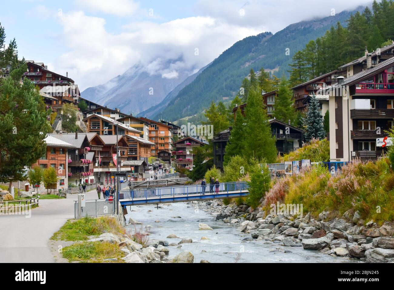 Zermatt, Schweiz - 28. September 2019: Bergort in den Schweizer Alpen. Überfüllte Straßen von Zermatt. Stockfoto