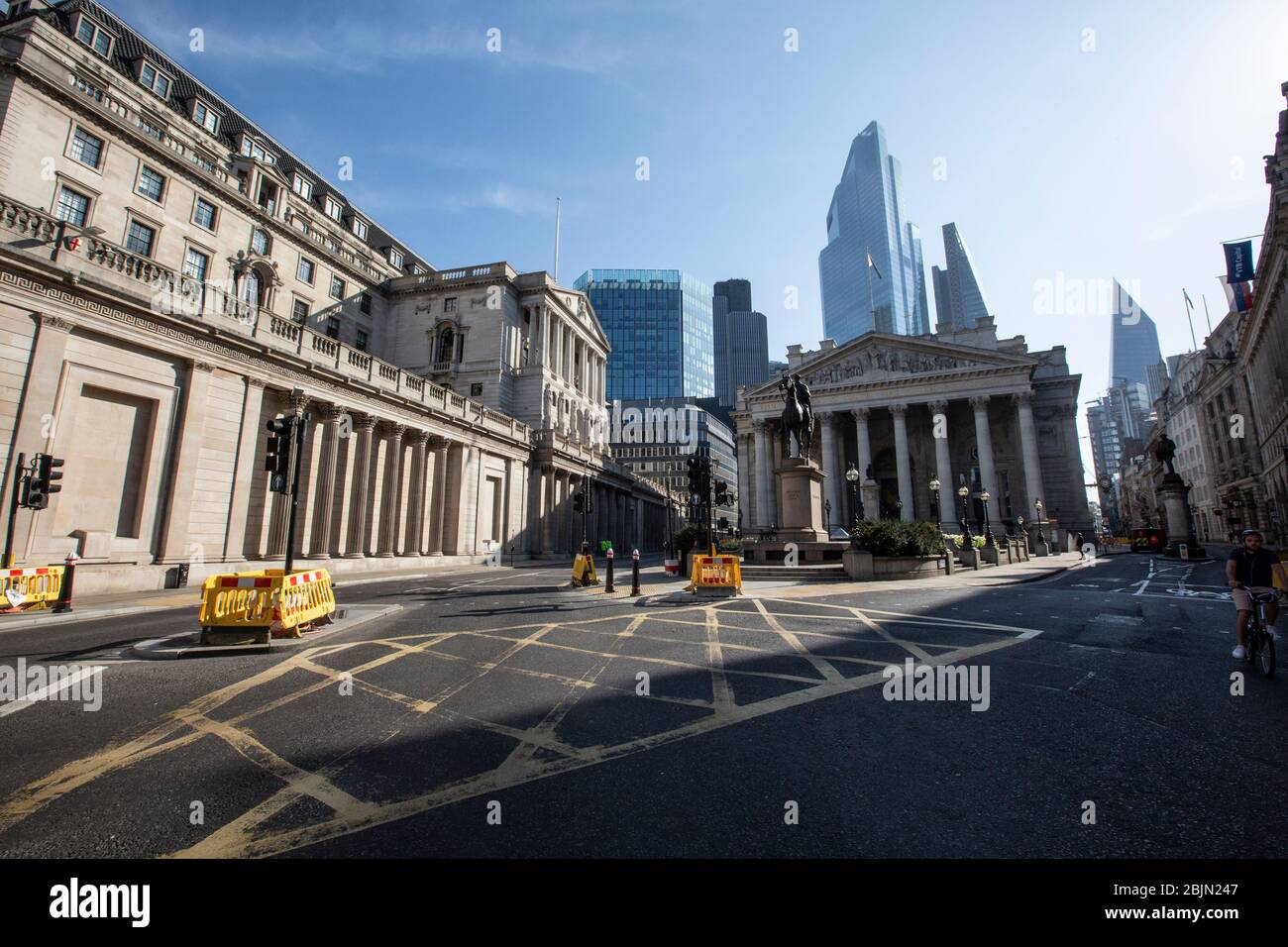 Eine völlig verlassene Bank of England und Royal Exchange am frühen Morgen im Herzen der City of London während der Sperrung des Coronavirus, Großbritannien Stockfoto