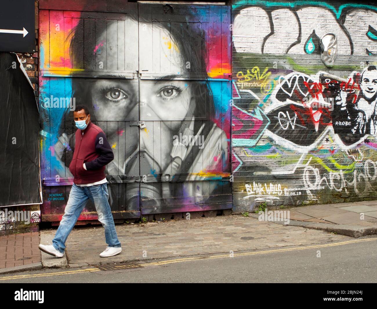 Menschen auf der Straße in East London UK, während sie noch unter Corona-Virus-Sperre Stockfoto