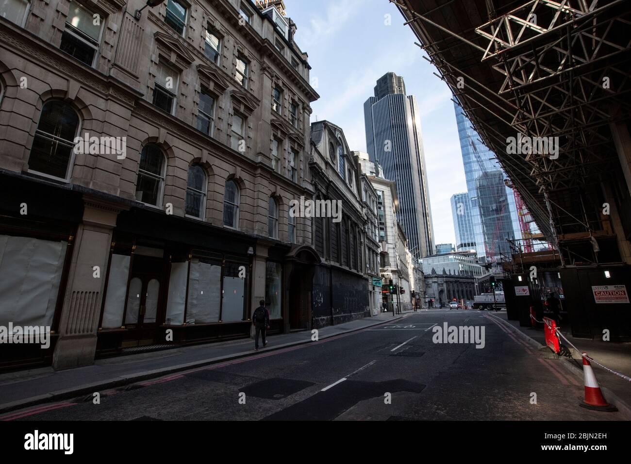 Eine völlig verlassene Straßenszene am frühen Morgen im Herzen der City of London während der Sperrung des Coronavirus, Großbritannien Stockfoto