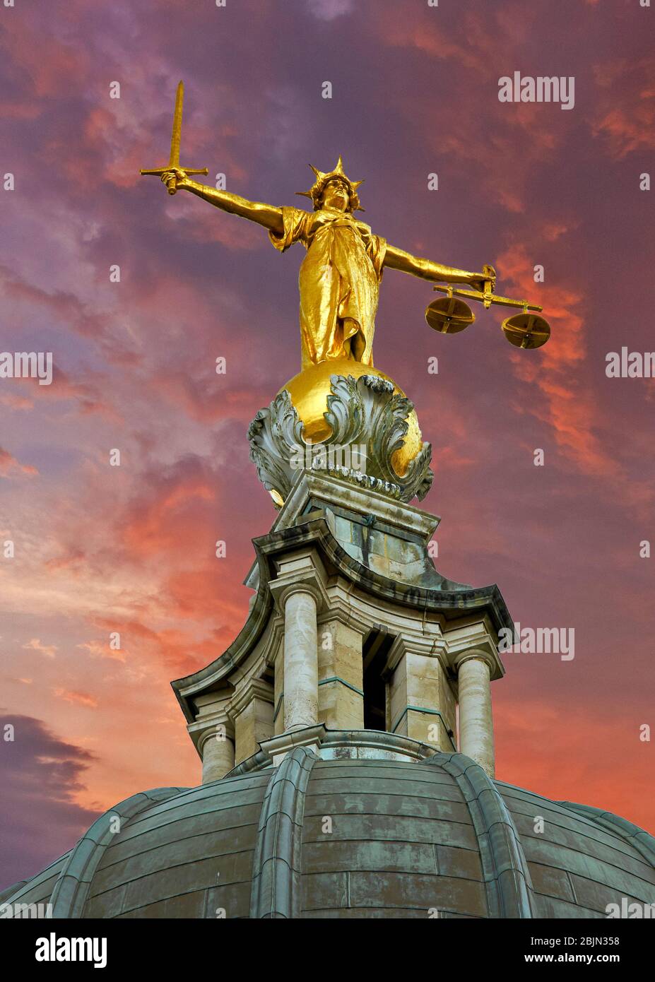 LONDON OLD BAILEY CRIMINAL COURT IKONISCHE LADY JUSTICE STATUE IN GOLD AUF DER KUPPEL UND ROTEN SONNENUNTERGANG WOLKEN Stockfoto