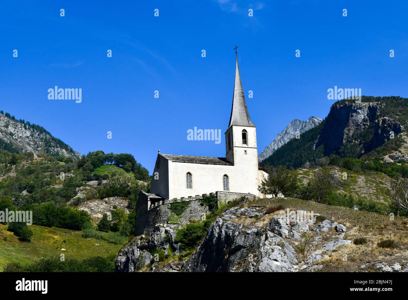 Kirche des Heiligen Romanus auf hohem Felsen in Raron, Schweiz. Stockfoto