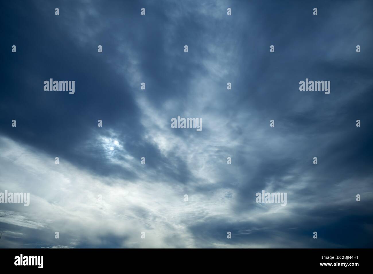 Dunkelblau stürmisch bewölkten Himmel, natürliche dramatische Hintergrund Foto Stockfoto