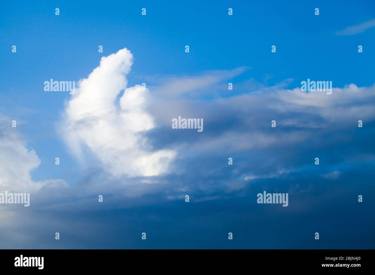 Weiße Wolken in dunkelblauem Himmel, natürlichen Hintergrund Foto Stockfoto