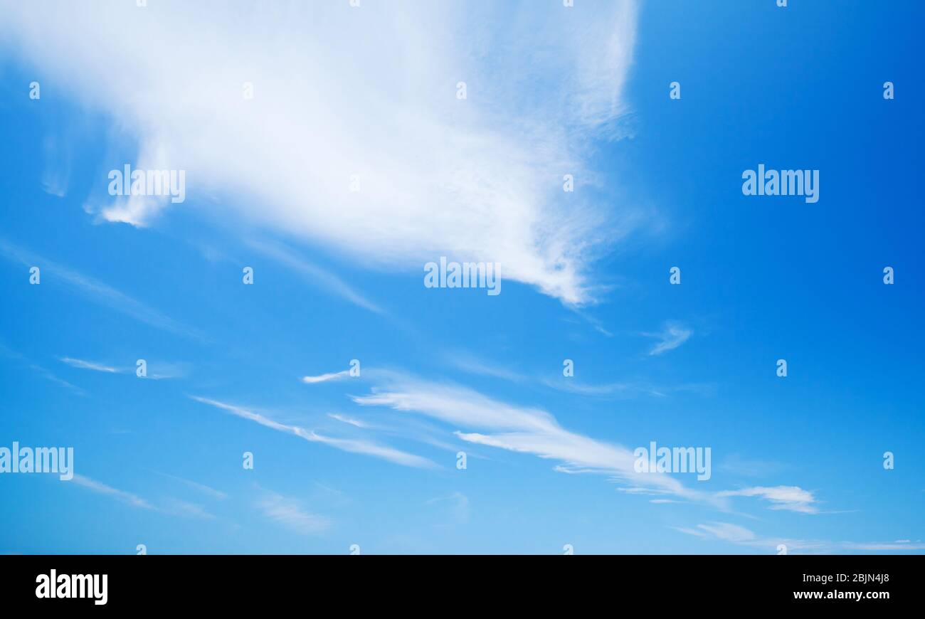 Blauer Himmel mit windigen Zirruswolken am Tag. Natürliches Hintergrundbild Stockfoto