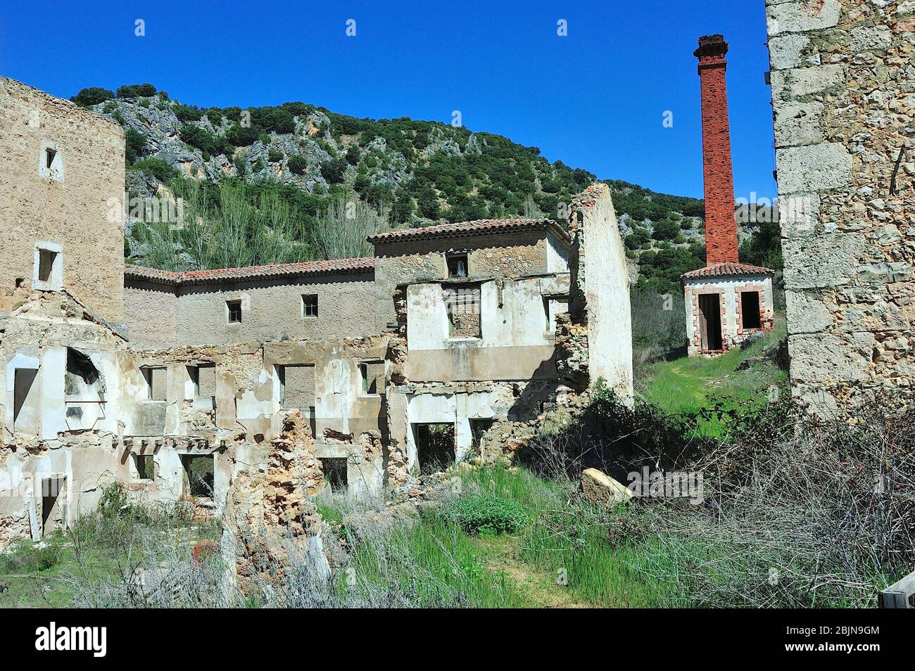 Die alte Papierfabrik Los Heros, Mitte des XX. Jahrhunderts verlassen, heute in Ruinen. Der Naturpark Barranco del Rio Dulce. Aragosa Stockfoto