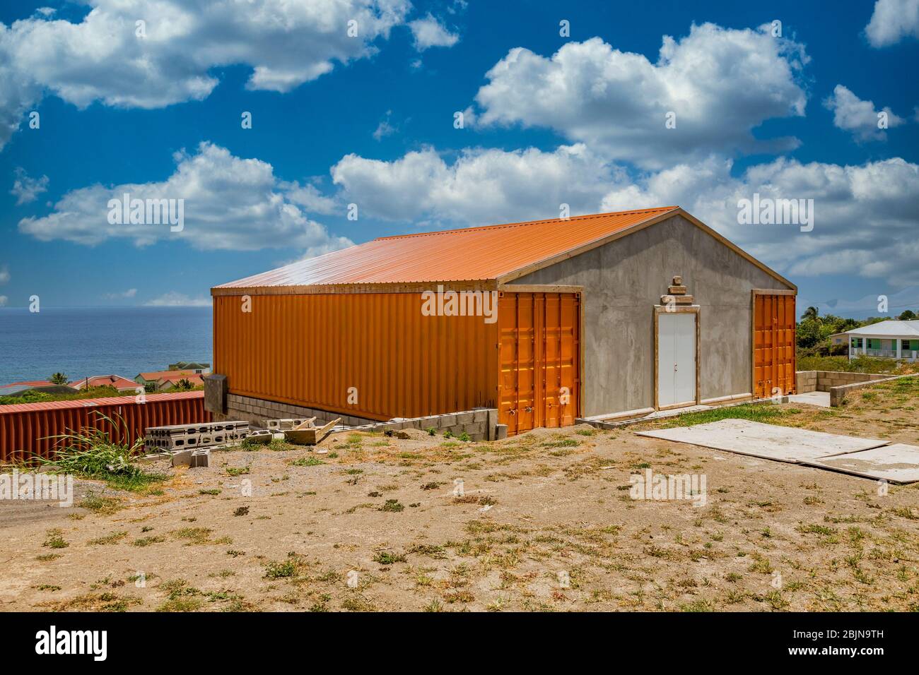 Beton und Metall Haus an der Küste Stockfoto