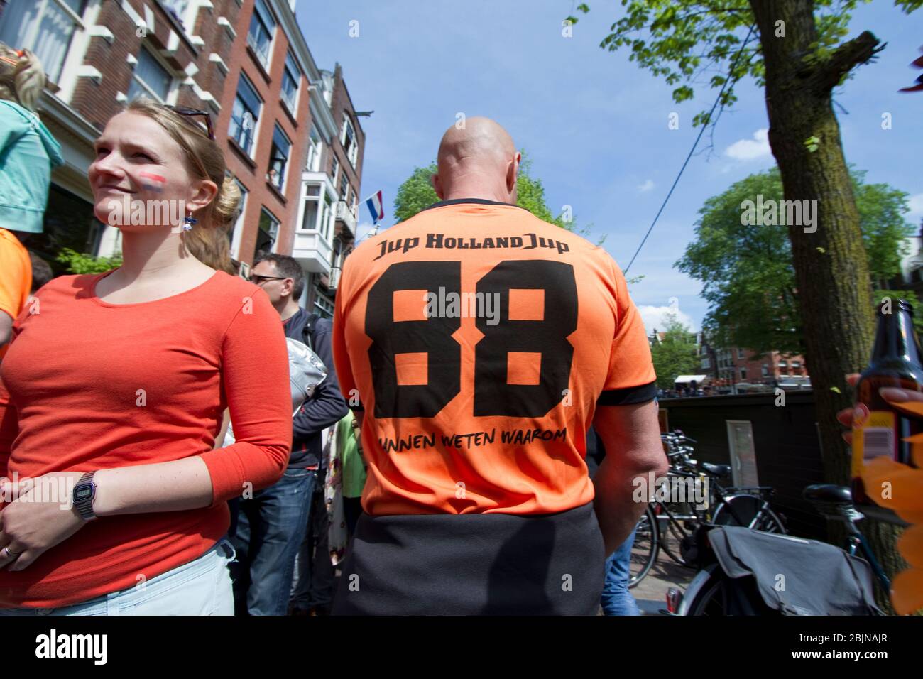 Glatze mit orangefarbenem Hemd der holland Fans mit der Nummer 88 feiert den Königstag 2014. Stockfoto