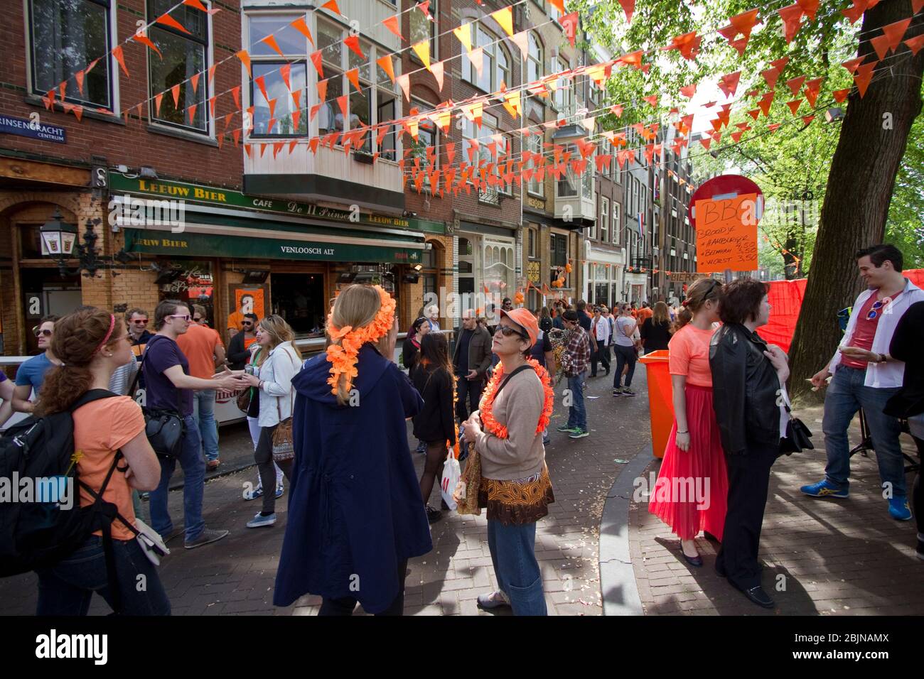 Menschenmenge feiert den Königstag 2014 auf der Prinsengracht, Amsterdam. Stockfoto