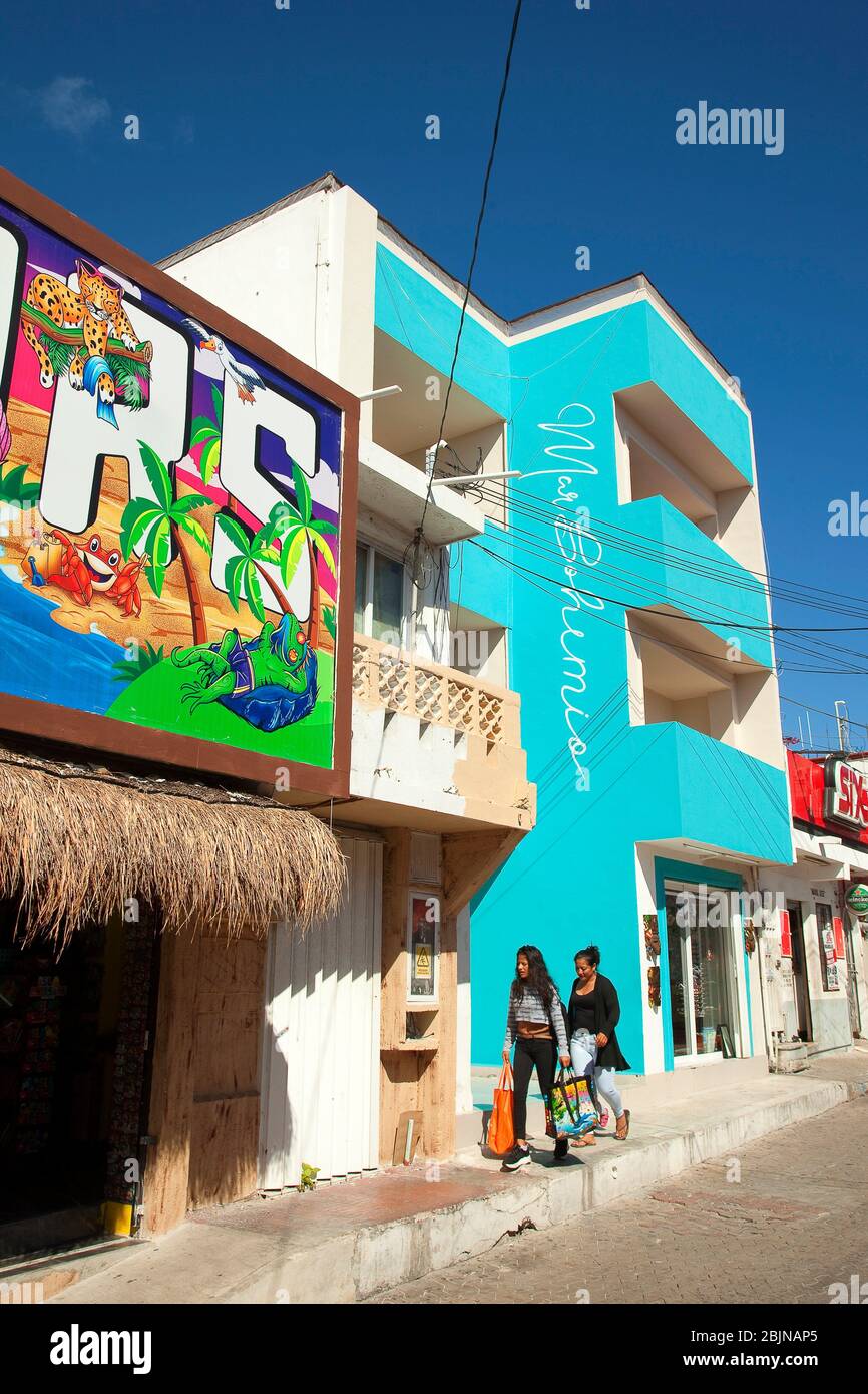 Frauen vor den Gebäuden im Stadtzentrum, Isla Mujeres, Cancun, Quintana Roo, Mexiko, Mittelamerika Stockfoto