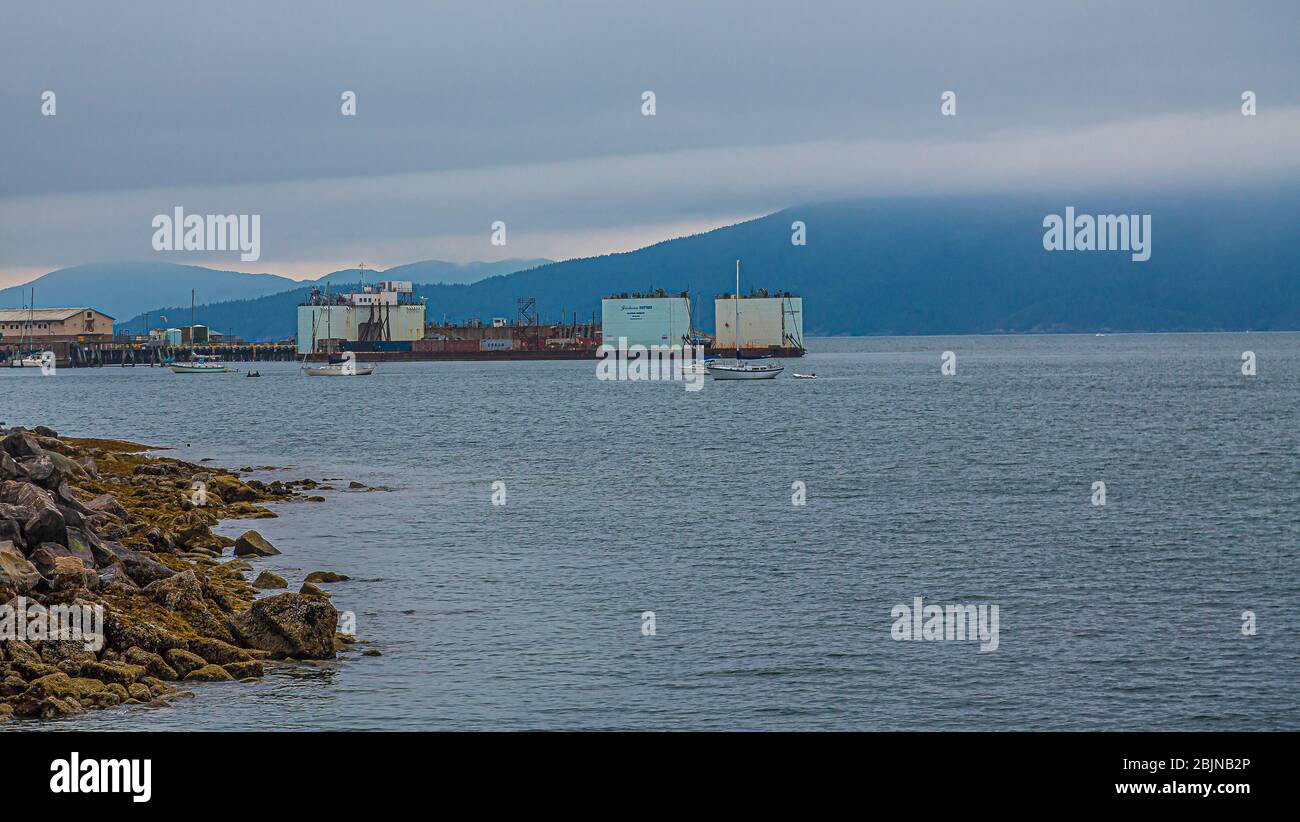 Industriegebiet Gegenüber Der Bucht Stockfoto