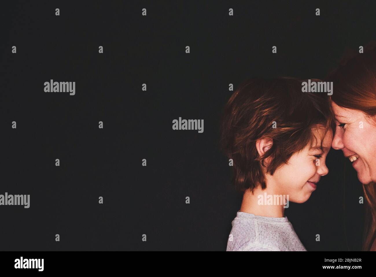 Porträt einer Mutter, die von Angesicht zu Angesicht mit ihrem Sohn steht Stockfoto
