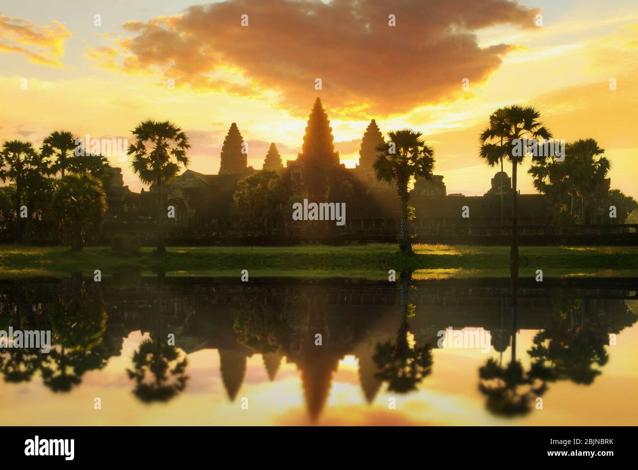 Silhouette von Ankor Wat bei Sonnenaufgang, Siem Reap, Kambodscha Stockfoto