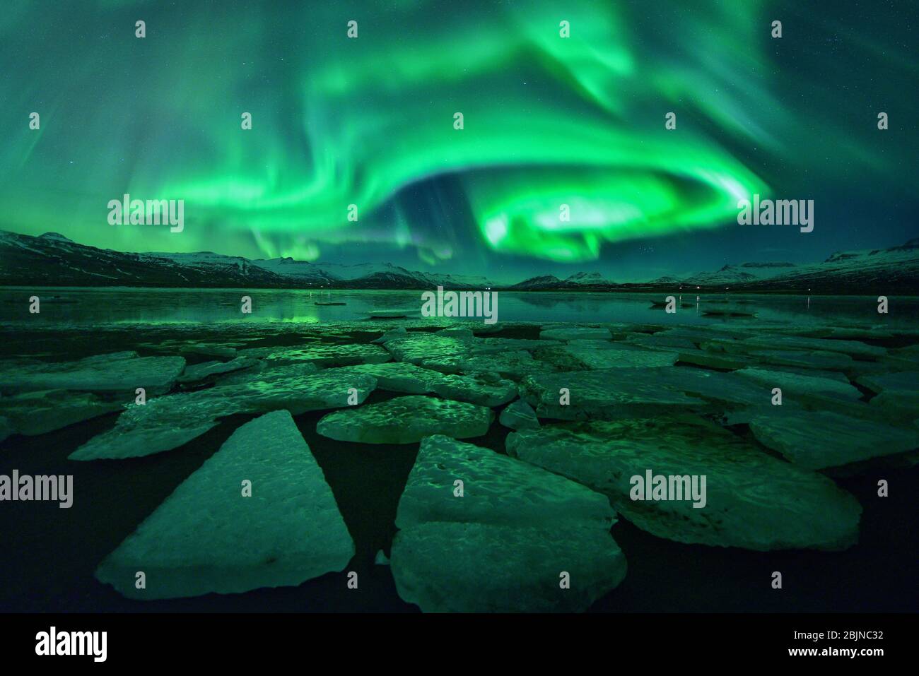 Nordlichter über der Gletscherlagune Jokulsarlon, dem Vatnajokull Glacier National Park, Island Stockfoto