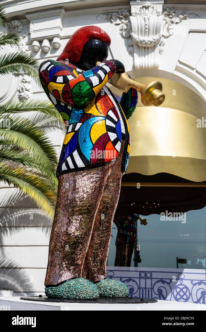Statue von Miles Davis von Niki de Saint Phalle vor dem Negresco Hotel, Promenade des Anglais, Cote d'Azur, Frankreich. Stockfoto