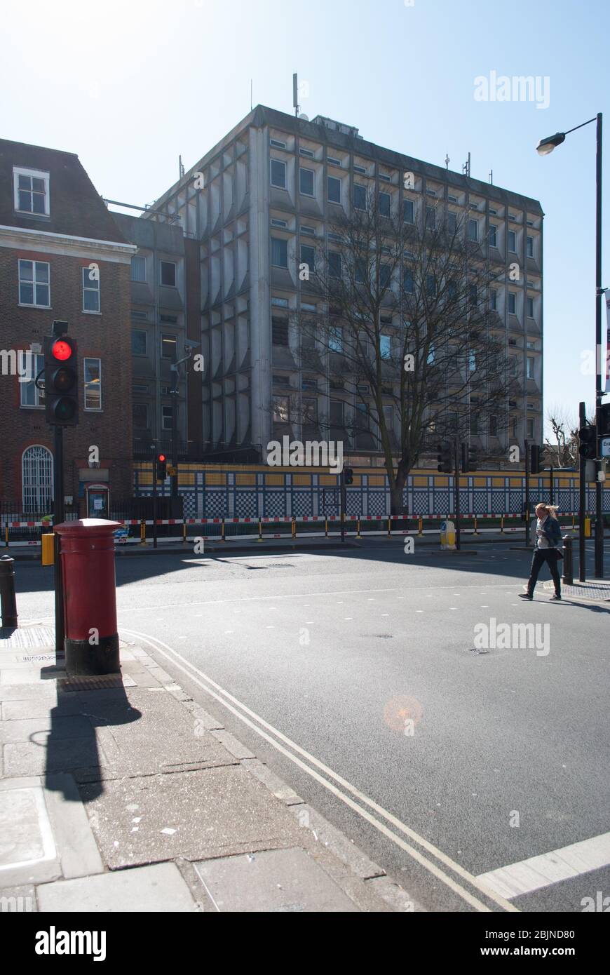 Blau & Gelb Mosaik Fliesen Wall Quadrate Geometrische Fliesen Beton Shepherds Bush Telephone Exchange, Uxbridge Road, London, W12 Stockfoto