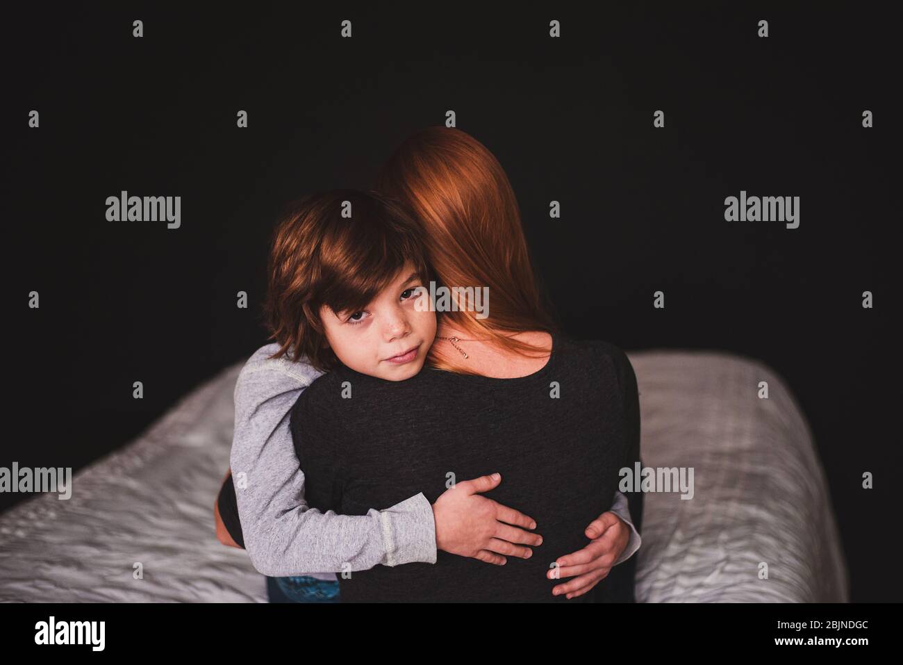 Porträt einer Mutter ihren Sohn umarmt Stockfoto