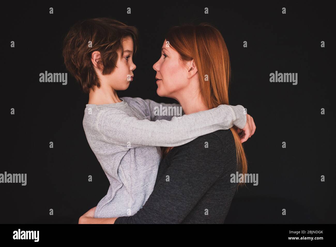 Porträt einer Mutter ihren Sohn umarmt Stockfoto